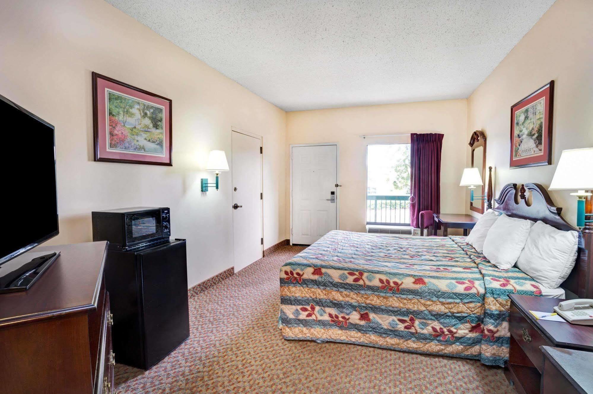 Days Inn - Chapel Hill Extérieur photo