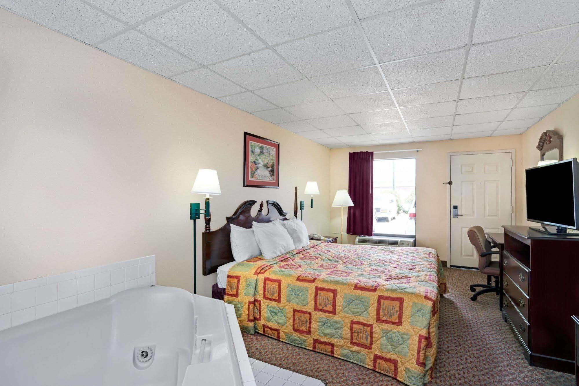Days Inn - Chapel Hill Extérieur photo