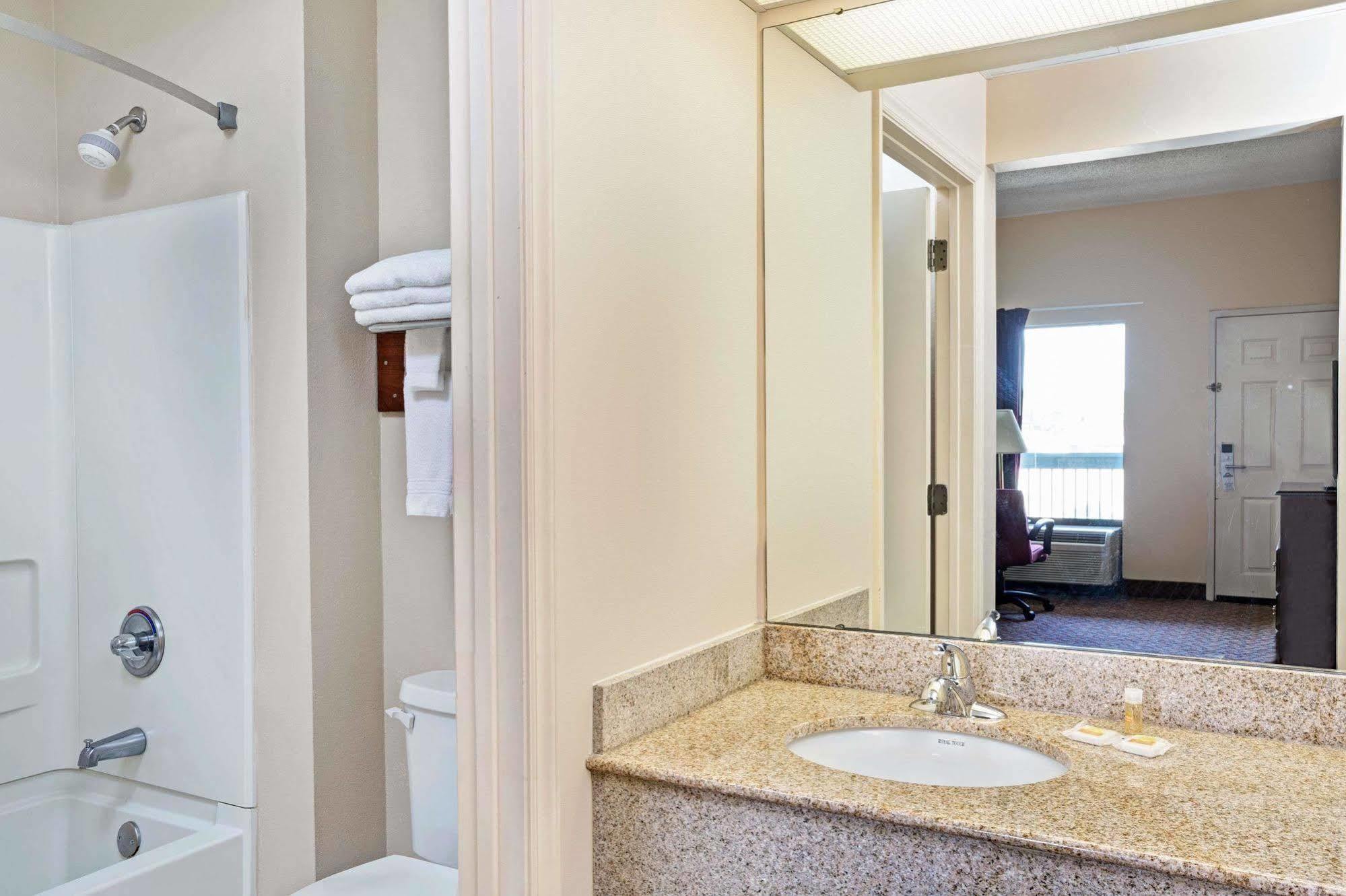 Days Inn - Chapel Hill Extérieur photo